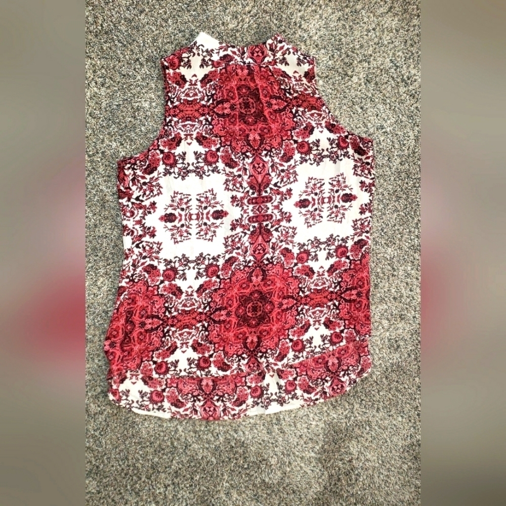 Violet & Claire| Sleeveless Floral Blouse